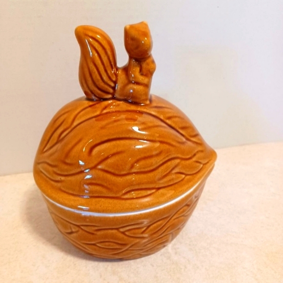 Vintage Bushy Tail Squirrel On Nut Ceramic Dish - Picture 1 of 5
